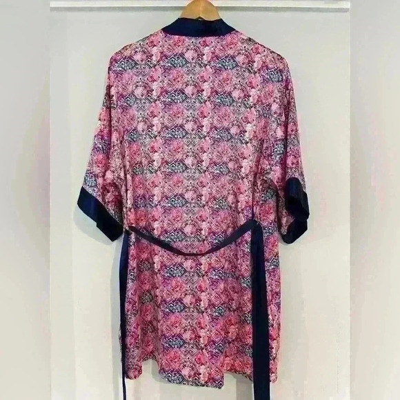 Victoria’s Secret Robe with pockets and tie size small/medium - Picture 7 of 8